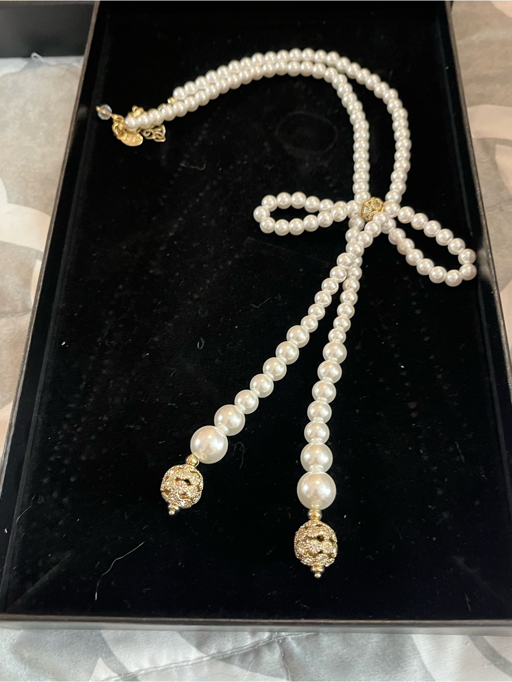 Elegant Pearl Lariat Necklace with Gold Accents
